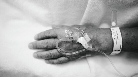Entenda as fases que o corpo atravessa nos instantes finais da vida