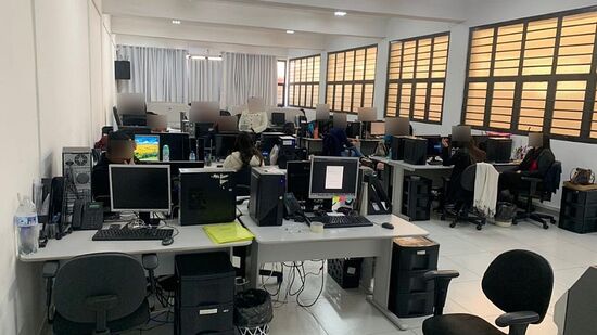 Durante o cumprimento dos mandados de busca e apreensão, os investigadores encontraram a central em pleno funcionamento