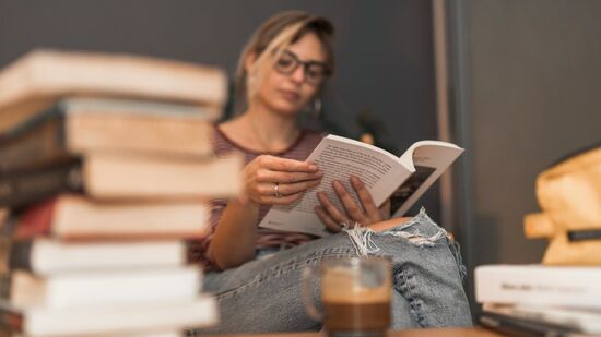 Terapia com livros cresce como alternativa para bem-estar emocional