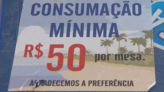 Em praias, por exemplo, não é raro quiosques que determinam valor mínimo para uso das cadeiras e tendas