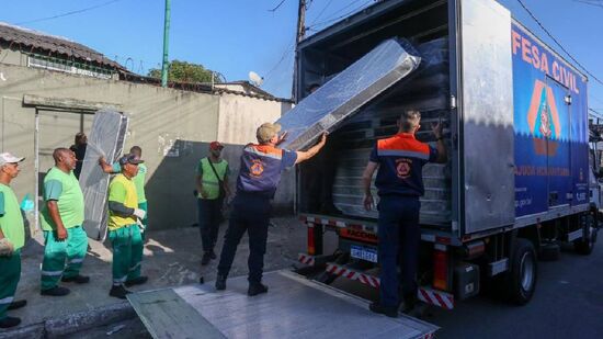 Pela manhã, a Defesa Civil do Estado enviou 100 kits de higiene pessoal, colchões, jogos de cama, cobertores e travesseiros