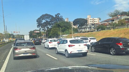 Impacto atinge não apenas a rodovia, mas também as ruas do entorno do centro de convenções