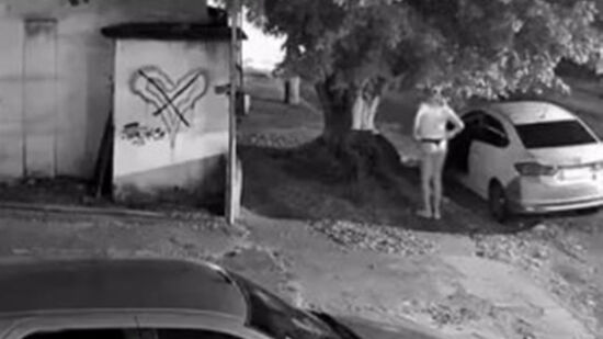 No vídeo, Eduardo Costa aparece novamente com a peruca loira, mas desta vez usando uma calcinha preta, em vez do modelo azul que marcou o primeiro flagra