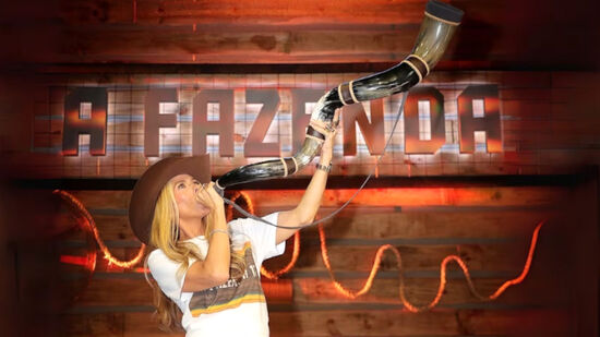Adriane Galisteu se mantém como apresentadora de 'A Fazenda 17'