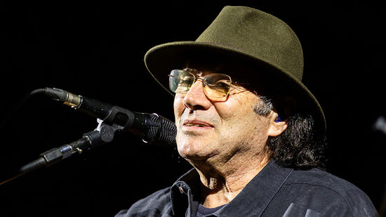 Almir Sater é conhecido por valorizar a viola caipira e a cultura pantaneira