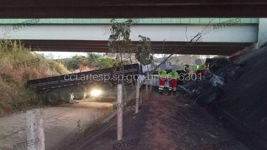 Veículo estava carregado com aproximadamente 20 toneladas de grafite em pó e houve derramamento da carga na estrada abaixo