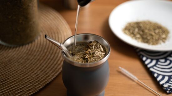 Tradição ganha inovação: coco ralado transforma o mate em uma bebida mais saudável e saborosa