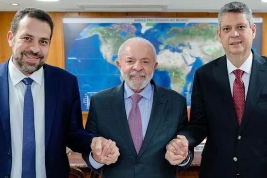 Lula publicou foto entre Guilherme Boulos e Márcio Macêdo 
