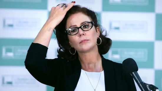 Carla Zambelli Carla Zambelli  foi detida em Roma, capital italiana, ao tentar escapar do cumprimento de um mandado de prisão expedido pelo ministro Alexandre de Moraes, do STF