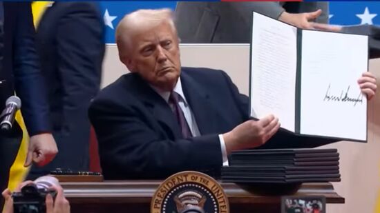 Trump exibe documento em que assina a saída dos Estados Unidos do Acordo de Paris