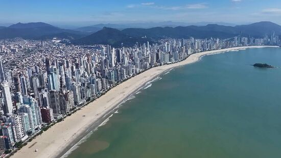 Esse município teve a faixa de areia alargada por conta dos prédios