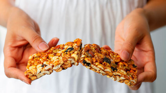  Uma sobremesa saudável e sem culpa: aprenda a fazer as famosas barrinhas de chocolate c