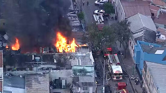 Nas imagens divulgadas pela TV Globo, é possível ver que o fogo se alastrou pelo imóvel e destruiu parte do telhado