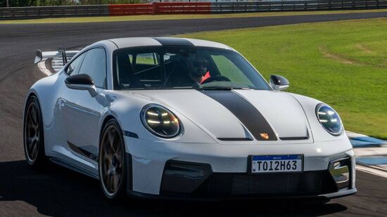 Versão esportiva aposta em pista, conforto diário e pacote Weissach