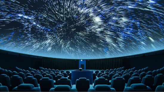 Apresentação, conduzida pelo astrofísico Marcelo Rubinho, aborda como a astronomia estuda não apenas a luz, mas também a escuridão do cosmos