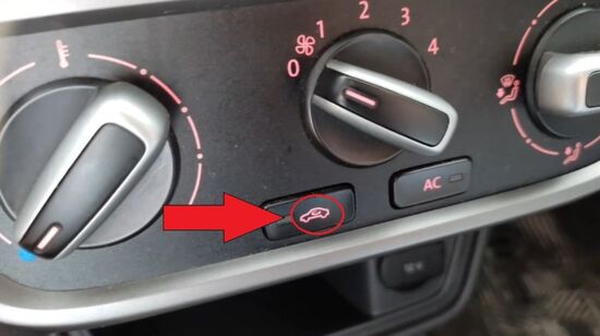 Quando a recirculação do ar é ativada, o carro fecha as entradas de ar externo 