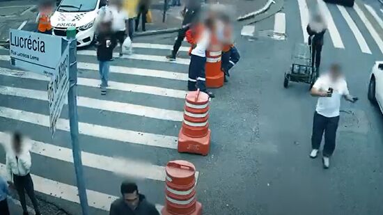 Suspeito, de camisa branca à direita na foto, foi reconhecido por câmeras de segurança