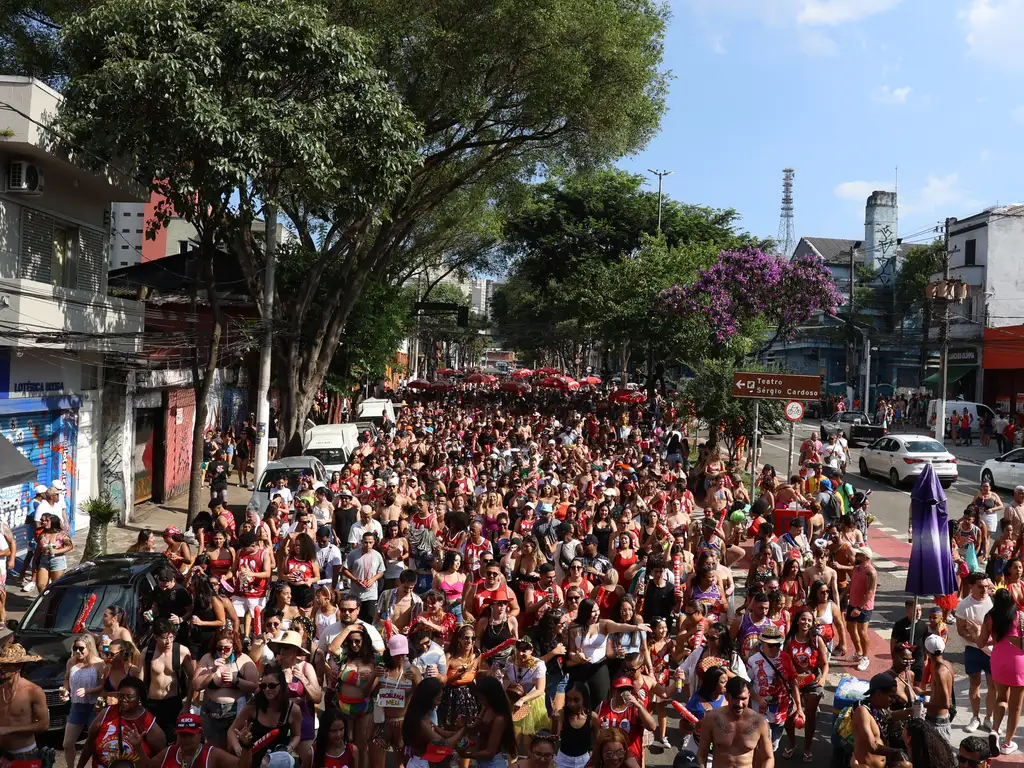 Bloco carnavalesco 'Os Piores' durante desfile na Bela Vista