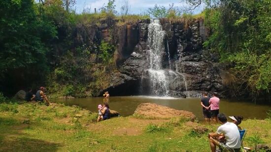 12 opções de cachoeira perto da Capital com trilhas curtas, poços rasos e acesso simples para um bate e volta sem estresse.