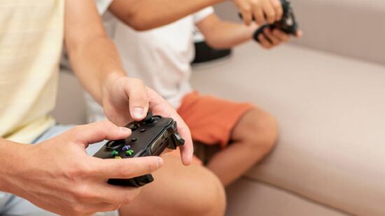 Estudos da American Psychological Association indicam que jogos estratégicos melhoram em até 30% a capacidade de tomada de decisão em crianças