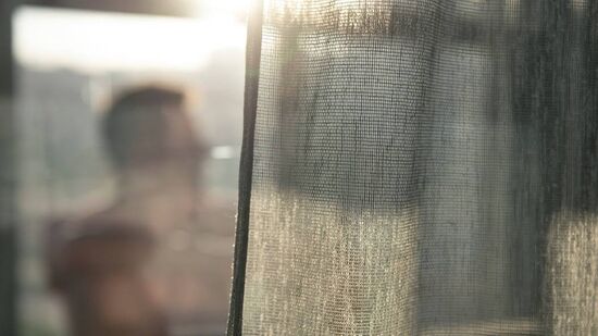 Modelo de tela plissada pode ser recolhido lateralmente e quase desaparece na moldura da janela