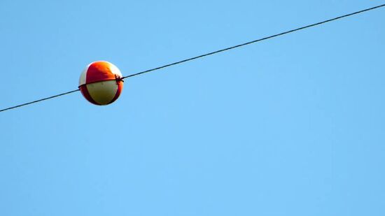 Marcadores aumentam a visibilidade dos cabos para helicópteros e aviões