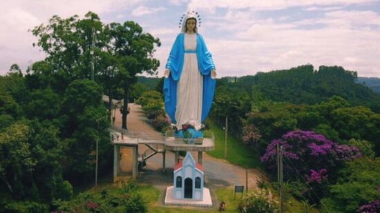 Saiba onde fica a estátua gigante, como ela foi construída e por que a devoção à Nossa Senhora das Graças cresce na região.