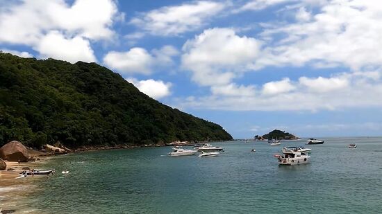 Paisagem preservada e mar calmo são marcas das praias menos conhecidas da Baixada Santista