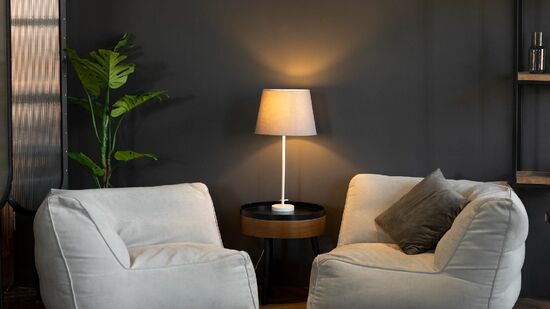 Abajures tradicionais criam poluição visual, acumulam poeira e dependem de tomadas, o que limita a disposição dos móveis