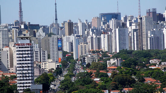 Terreno está localizado próximo à Rua dos Pinheiros, que abriga vários bares e restaurantes, e também está próximo à estação Fradique Coutinho
