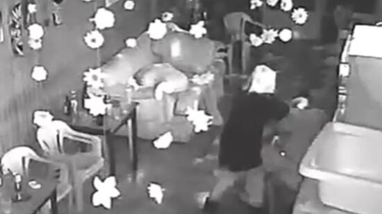 Dona do Bar da Dalva agride homem acusado de tentar roubar bebidas