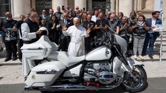 A R 18 Transcontinental exclusiva, doada pela BMW Motorrad, com a assinatura do Papa, foi leiloada com sucesso pela Missio Áustria