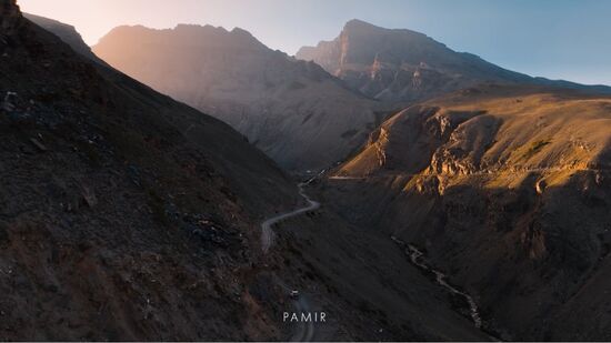 Rotas selvagens, cultura milenar e paisagens extremas: o Planalto Pamir convida a uma viagem além do convencional