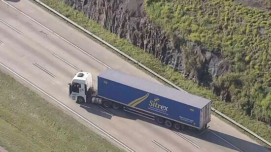 Motorista foi sequestrado e obrigado a posicionar o caminhão atravessado na pista