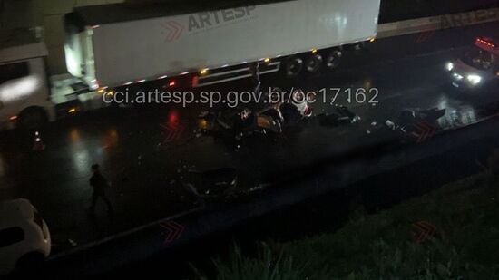 Acidente aconteceu por volta das 21h30, e chovia quando o veículo caiu na rodovia Anchieta