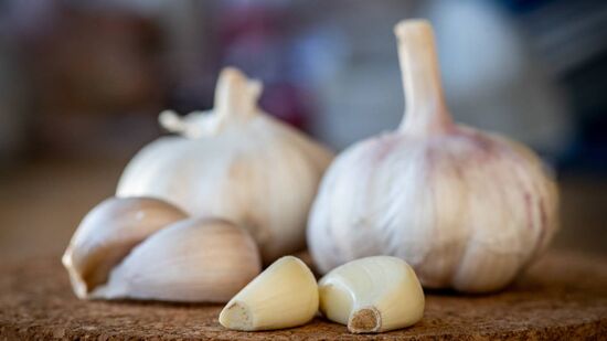 Muitas pessoas recorrem a produtos químicos fortes para sanitizar o banheiro. Apesar da eficácia, esses produtos podem ser nocivos à saúde e ao meio ambiente.