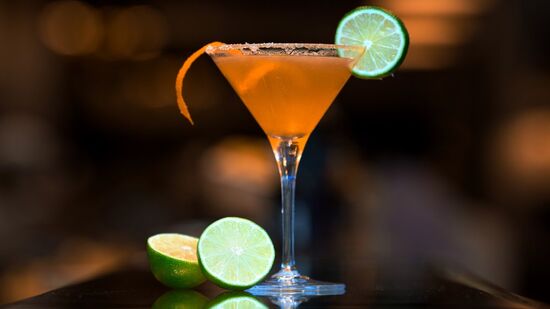 Os gelos saborizados prometem praticidade e sabor, mas escondem açúcar e aditivos que aumentam as calorias e podem afetar a saúde