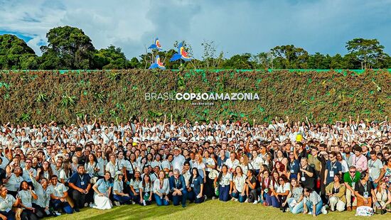 Lula posa ao lado de voluntários da COP30, em Belém