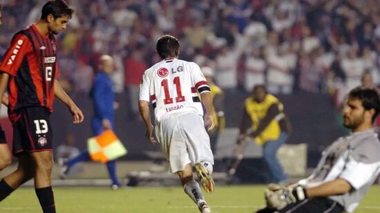 A primeira final entre clubes brasileiros na Libertadores ocorreu em 2005, quando o São Paulo foi campeão ao vencer o Athletico