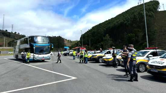 Durante as abordagens, foram identificadas vans e ônibus em situação irregular, incluindo veículos sem documentação