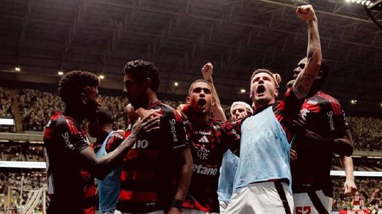 Perto do apito final, já com titulares como Jorginho, Arrascaeta e Bruno Henrique em campo, a pressão do Flamengo resultou no gol de empate