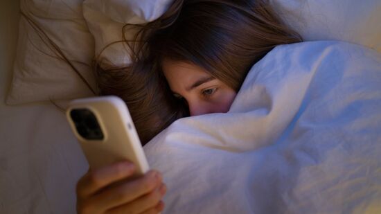 A 'luz azul' emitida por aparelhos eletrônicos é percebida pelo cérebro como sinal de dia claro