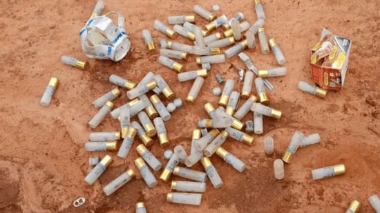 Cartuchos de armas de fogo recolhidos pelos indígenas