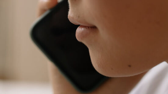 Quando ativados, estes próprios sistemas filtram a ligação e impede que ela chegue à tela