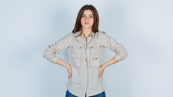 A postura também costuma surgir em cenários que exigem decisão rápida e coragem.