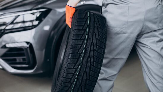 Entenda como é feito, quanto dura e por que o uso desse tipo de pneu é proibido em motos