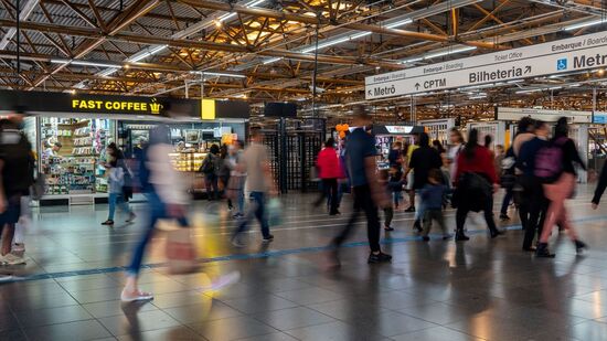 Placas de identificação serão substituídas por novas sinalizações com a cor dos assentos comuns