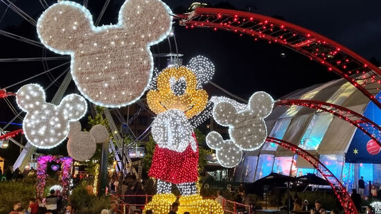 'Natal dos Sonhos: Mickey e Amigos' segue até janeiro com uma atração diferenciada: o maior Mickey iluminado na América Latina