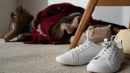 Para evitar danos à saúde, considere criar um espaço próximo à entrada para guardar os sapatos