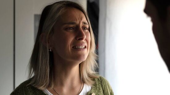 O gaslighting é uma forma silenciosa de manipulação que faz a vítima duvidar de si mesma